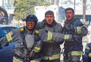 (v.l.n.r.) Henrietta "Hen" Wilson (Aisha Hinds); Eddie Diaz (Ryan Guzman); Evan "Buck" Buckley (Oliver Stark)