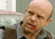 Harry (Marshall Napier) erleidet immer häufiger Schwächeanfälle. Im Krankenhaus diagnostizieren die Ärzte bei ihm einen Herzfehler.