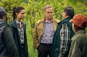 Bruno (Jürgen Heinrich, Mitte) hält im Streit mit den anderen Winzern zu Anne (Henriette Richter-Röhl, 2. v. li.).