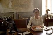 Nach ihrer Anklage gegen einen ruandischen Nationalhelden ist ihre Tochter nicht die Einzige, die sich gegen Eve (Harriet Walter) stellt.