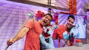 Einmal recht freundlich, bitte! Simón und Woozle sollen auf dem Cover des nächsten "Woozboom-Magazins" erscheinen und brauchen dafür das perfekte Foto.