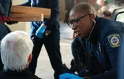 Ned (Mark Bramhall, l.); Henrietta "Hen" Wilson (Aisha Hinds, r.)