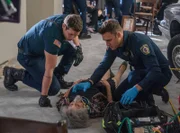 L-R: Evan 'Buck' Buckley (Oliver Stark), Marie (Lynn Milgrim) und Eddie Diaz (Ryan Guzman)