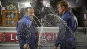 Nachdem Semir (Erdogan Atalay, l.) und Paul (Daniel Roesner) den Angriff auf ihren Wagen überlebt haben, wurden sie auch noch beschossen und stehen jetzt unter einer Bierdusche.