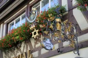 Nasenschild oder Wirtshausschild einer Bamberger Brauerei mit Brauerstern.