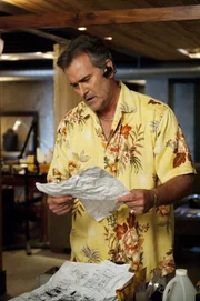 Sam (Bruce Campbell) findet Beweise, dass der Strafverteidiger, dessen Tochter kürzlich entführt wurde, einen Psychopathen und Serienkiller engagiert hat. Steckt dieser hinter der Gasexplosion?