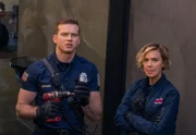Evan "Buck" Buckley (Oliver Stark, l.); Lucy Donato (Arielle Kebbel, r.)