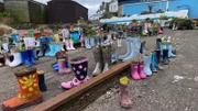 Das schottische Wetter muss man mit Humor nehmen. Der Gummistiefel-Garten von St. Monans an der schottischen Nordseeküste.