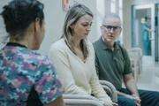 Die Krankenschwester (l.) redet mit April, der Tocher von Opfer (M.)