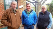 Trödelprofi Otto Schulte (Mitte) mit Susanne und Detlef vor dem baufälligen Hof
