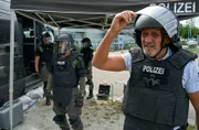 Bombenalarm am Bodensee. Ein Blindgänger aus dem Zweiten Weltkrieg wurde angespült und muss unschädlich gemacht werden. Wasserschutzpolizei und Kampfmittelräumdienst arbeiten Hand in Hand. Paul Schott (Tim Wilde, r.), Hadi Bozkurt (Kay Kysela, 2.v.l.,), Alexandra Schulz (Borglárka Horváth, h.r.) und Einsatzleiter Matthias Krämer (Martin Lindow, h.l.) beobachten entsetzt wie der Blindgänger explodiert.