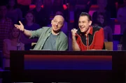 Rateteam-Kapitän Bernhard Hoëcker (l.) und der Musiker und von "The BossHoss", Sascha Vollmer (r.) bilden ein Rateteam.