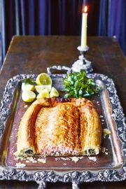 Überbackener Lachs en croute mit feiner Käsesoße.