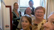 Elke und Jürgen können ihr Glück nicht fassen..! Eva Brenner (hi., links), Daniel Kraft und das ganze Bauteam haben wieder einmal ganze Arbeit geleistet!