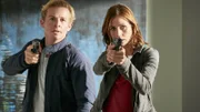 Paul (Daniel Roesner) und Jenny (Katrin Heß) kommen in die Wohnung des verstorbenen Markus und treffen auf dessen Bruder Kian, der sofort das Weite sucht.