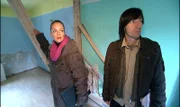 Die Experten Eva Brenner und John Kosmalla während des Rundgangs im Haus