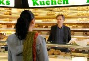 ARD ROTE ROSEN FOLGE 1424, am Mittwoch um 14:10 Uhr im ERSTEN. Jan (Timothy Peach, r.) erklärt Vera (Sandra Speichert, l.) ungerührt, dass er ab jetzt mit harten Bandagen kämpfen wird.