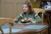 Hazel (Farrah Mackenzie)