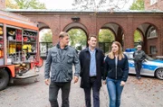 Die Lübecker Ermittler, Finn (Sven Martinek, l.), Lars (Ingo Naujoks, m.), Nina (Julia Schäfle, r.), haben einen neuen Fall: Der Direktor eines renommierten Lübecker Gymnasiums starb im Chemieraum auf qualvolle Weise an einer Chlorgasvergiftung. Alles deutet auf Mord.