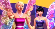 Barbie und Raquelle (re.) machen sich nach Gloss Angeles auf, um Ken zu retten.