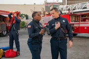 Henrietta "Hen" Wilson (Aisha Hinds, l.): Bobby Nash (Peter Krause, r.)