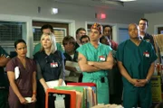 Da J.D. bei einem Patienten SARS diagnostiziert hat, wird die gesamte Klinik, unter anderem Eliott (Sarah Chalke, 2.v.l.), Turk (Donald Faison, r.), Carla (Judy Reyes, l.) und Todd (Robert Maschio, 2.v.l.), unter Quarantäne gestellt ...