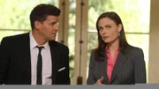 Booth (David Boreanaz) und Brennan (Emily Deschanel) finden heraus, dass die ermordete Rachel Knox mit der toten Krebspatientin, zu der sie ins Grab gelegt wurde, befreundet war.