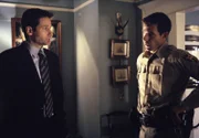 Fox Mulder (David Duchovny, l.); Sheriff Phil Adderly (John Mese, r.)