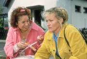 Rita (Gaby Köster) glaubt, dass Horst sie betrügt. Gisi (Franziska Traub) versucht sie aufzumuntern, hat aber wenig Erfolg.