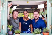 "Jamie & Jimmy's Food Fight Club", "Scharfe Garnelen nach indischer Art mit Alesha Dixon." Jamie und Jimmy haben diesmal die britische Popsängerin Alesha Dixon zu Gast. Zunächst wird ein überbackener Lachs en croute mit feiner Käsesoße zubereitet. Dann kocht Alesha nach einem köstlichen Rezept für scharf gewürzte Garnelen auf indische Art. Jamie und Jimmy erörtern zudem problematische Aspekte der Milchproduktion und bevorzugen Weidemilch von Kühen, die mindestens sechs Monate im Jahr auf der Weise sind. Auf der Suche nach schwarzen Trüffeln durchkämmt Jamie schließlich die Wälder von Sussex. Im Bild (v.li.): Jamie Oliver, Alesha Dixon, Jimmy Doherty.