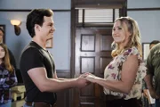 Montana Jordan (George ‚Georgie‘ Cooper Jr.), Emily Osment (Mandy).
