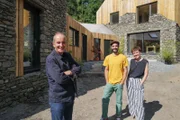 V.l.: Kevin McCloud, Rob und Ruth