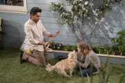 Al (Adhir Kalyan, l.); Hazel (Farrah Mackenzie, r.)