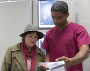Vera Stanhope (Brenda Blethyn, l.); Dr. Marcus Summer (Kingsley Ben Adir, r.)