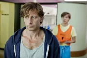Durch Stefan Vollmer (Hendrik Duryn, l.) hat Roman (Jannik Schümann) erfahren, dass er adoptiert wurde. Das wollte Stefan nicht - er ist geschockt.