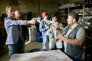 Der Gangster Tomŕsz Krowak (Victor Schefé, l.) und seine Schergen (Laurenz Strümer, 2.v.l. und Dustin Welke, 3.v.l.) haben Semirs Bruder Kemal (Leonardo Nigro, r.) und dessen Sohn Mica (Zoran Pinsel) in ihrer Gewalt, damit Kemal ihnen ein zweites Mal bei einem Überfall hilft...