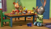 Pip und Posy konstruieren ein Flugzeug für Schweinchen.