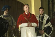 Nach außen unterstützt Kardinal Wolsey (Sam Neill, M.) König Henry VIII. (Jonathan Rhys Meyers, r.) bei seinem Kriegsvorhaben. Doch hinter den Kulissen arbeitet er an einem geheimen Friedensvertrag mit Frankreich ...