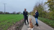 Philine (l.) mit Golden Retriever-Mix "Nala" und Trainerin Sophie Grethe.