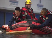 Howie 'Chimney' Han (Kenneth Choi, li.) und Henrietta 'Hen' Wilson (Aisha Hinds, re.)