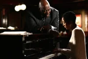 Bei seinen Ermittlungen trifft Det. Will Jeffries (Thom Barry, l.) auf die hübsche Pianistin Lena (Shelley Robertson, r.).