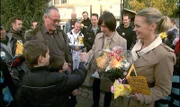 Endlich ist der Tag gekommen an dem die Familie in ihr neues Zuhause zurückkehrt! (Foto, v.re.: Eva Brenner, John Kosmalla)