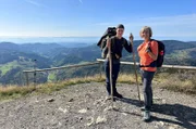 Moderatorin Annette Krause trifft auf dem Belchen den jungen Schwarzwälder Matthias Vogt, der gerade auf dem Westweg unterwegs ist. Ihn fasziniert, dass er seine Heimat durchs Fernwandern nochmal ganz anders kennenlernt.