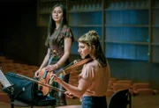 Zwischen Nancy Liu (Julia Strowski, l.) und Adina Morosan (Josephine Bloéb, r.) tobt ein beinharter Konkurrenzkampf.