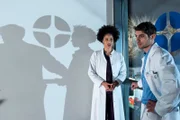 Weil Dr. Moreau es ihr nicht leicht macht, zweifelt Vivi (Jane Chirwa, l.) an ihren Fähigkeiten als Ärztin. Dr. Ahrend (Roy Peter Link, r.) macht ihr Mut. Er hätte sie nicht eingeladen, wenn er sie nicht für fähig halten würde.