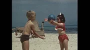 Zwei Kinder spielen Ball am Strand. Neben Badefreuden zeigt "Das andere Mallorca" Seiten der Insel, die den Touristen oft nicht gleich ins Auge fallen.