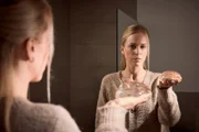 Breast Implant Illness (BII) ist ein Symptomkomplex, der unterschiedliche Beschwerden mit Brustimplantaten aus Silikon in Verbindung bringt. Diese sind nicht spezifisch – diagnostische Marker existieren nicht, weshalb die WHO die BII nicht als Krankheit kategorisiert hat. Die Leiden sind dafür umso realer. Lauren hat ihre volle Bandbreite erlebt und sich zur Explantation entschieden. Ohne Implantate will sie endlich wieder gesund werden.