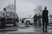 Das Opfer Heather Strube am Tatort mit Augenzeugen um sie herum.