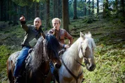 Semir (Erdogan Atalay, l.) und Paul (Daniel Roesner) sind auf der Suche nach dem Gruberhof, um Pauls entführte Schwester Lisa zu befreien.