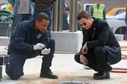 Dr. Sheldon Hawkes (Hill Harper, l.) und Mac Taylor (Gary Sinise) finden auf einer Baustelle eine Leiche, die im Zement begraben wurde.